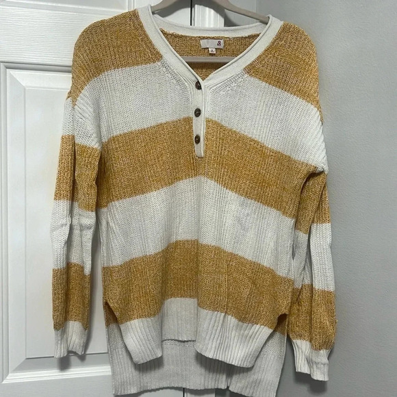 Women’s Buttoned Sweater - Picture 1 of 4